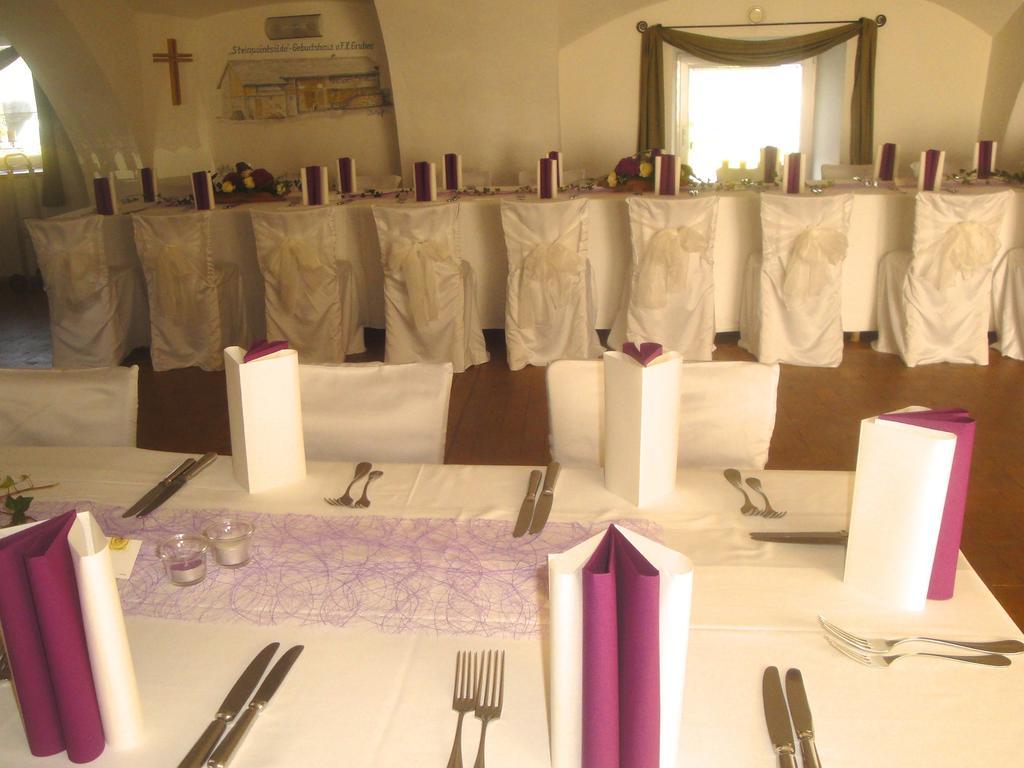 Stiftsgasthof Hochburg מראה חיצוני תמונה